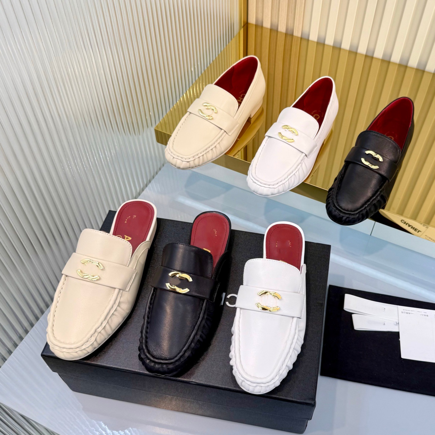 New luxury-style women's loafers with vintage pleats, old money style mules, fashionable professional shoes
