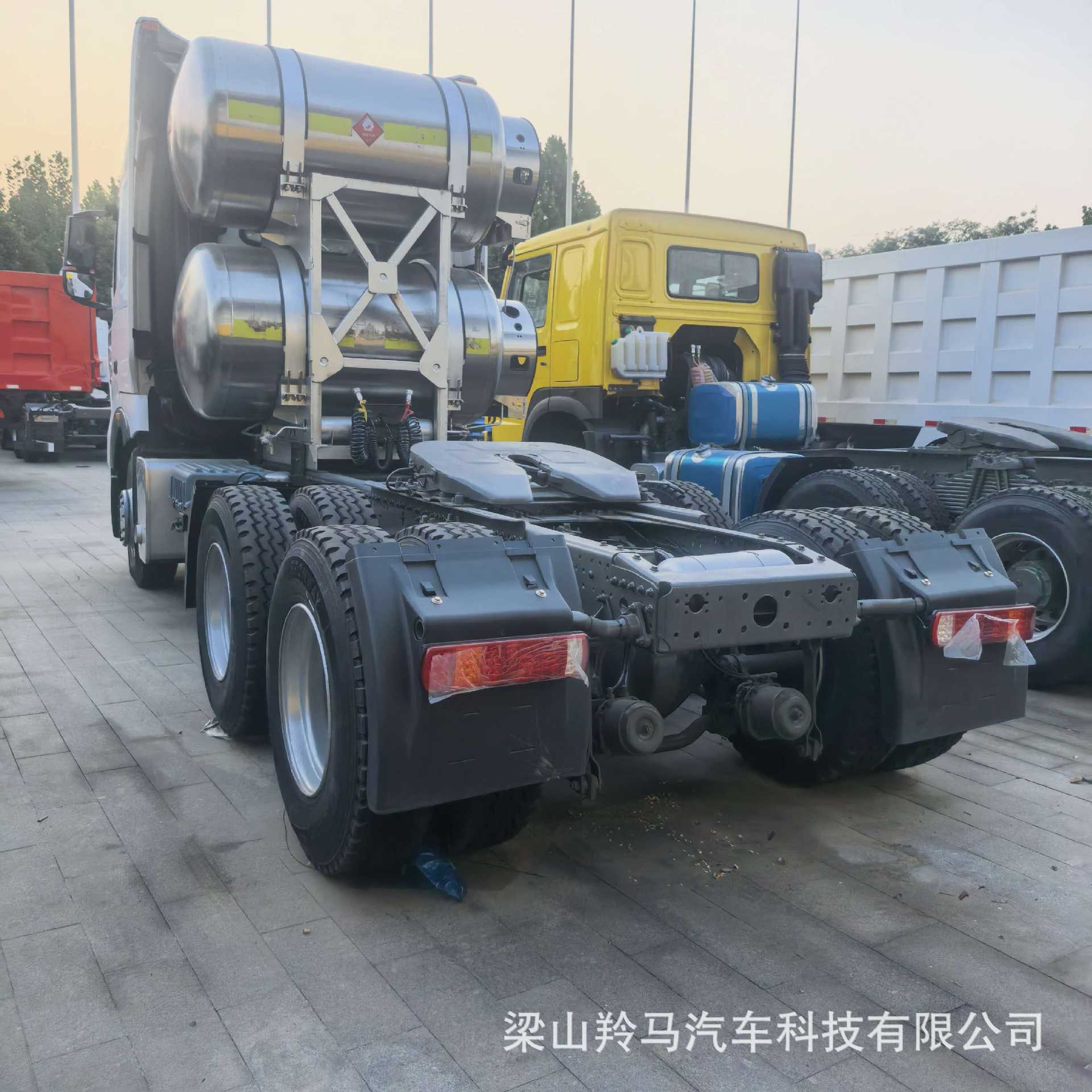 Supply of Sinotruk heavy-duty truck HOWO tractor head, semi-trailer heavy-duty trailer HOWOT7H, dual-drive tractor head