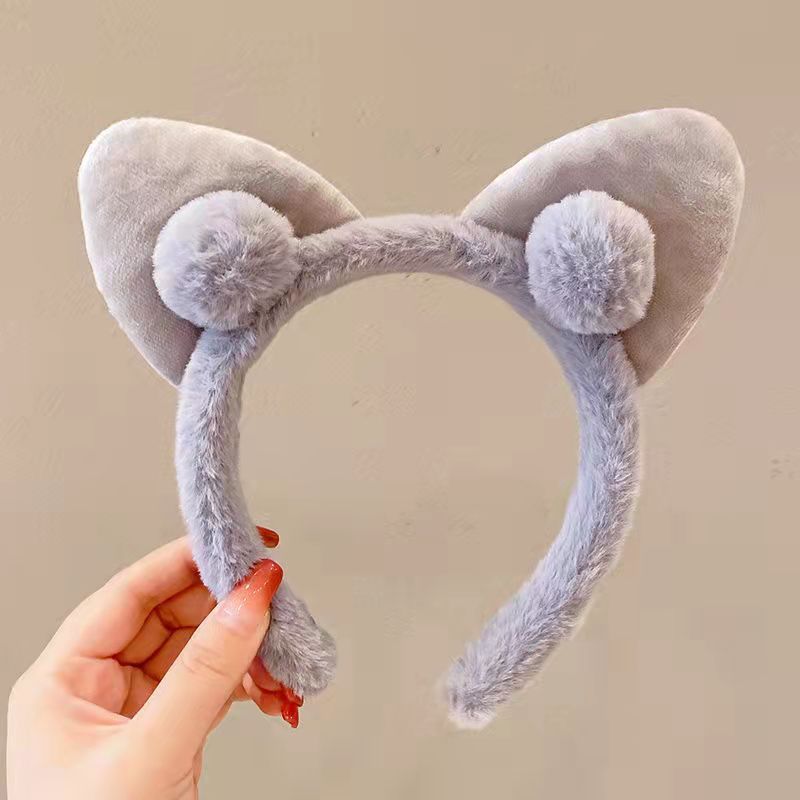 かわいいカラーの子羊の毛の立体のぬいぐるみの熊のカチューシャの漫画の顔を洗ってカチューシャをからかいます。|undefined