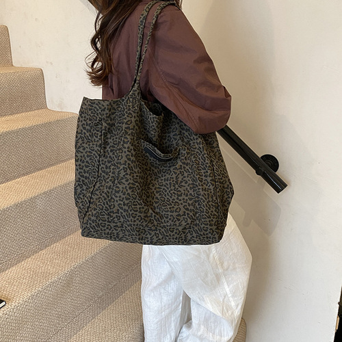 Foreign order 2024 new large-capacity niche fashion leopard print bag for women with lazy style design versatile portable shoulder bag