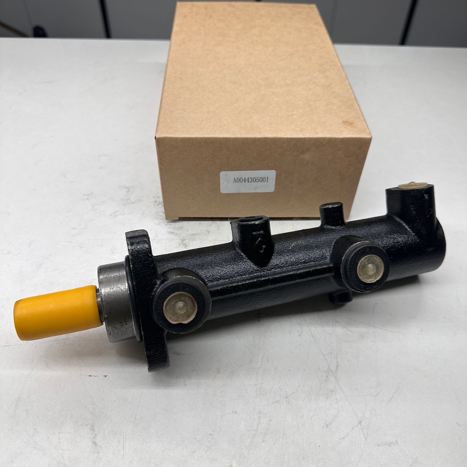 Suitable for Mercedes-Benz Brake Master Cylinder 0044305301 0044305001 A0044305301