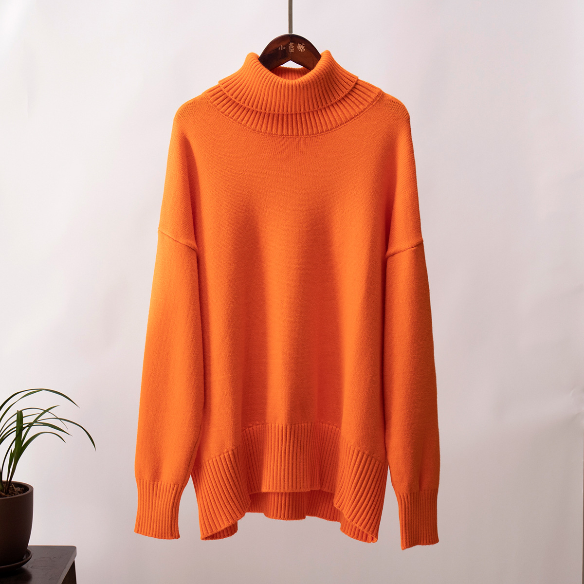 Suéter de cuello alto de Amazon transfronterizo para mujer 2025 Suéter suelto de otoño e invierno europeo y americano Suéter clásico de color sólido de todo fósforo