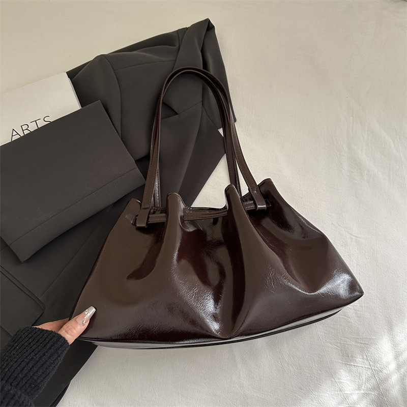 2025 moda pliegue sensación de bolso de mujer coreana brazo bolso de mano de calidad europea y americana de piel de cera de aceite bolso de hombro de viaje universal
