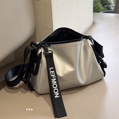 新商品の大衆斜めショルダーバッグ中性風の黒いカバンに合わせて、カジュアルなスポーツ風の男女の円筒バッグを提供します。