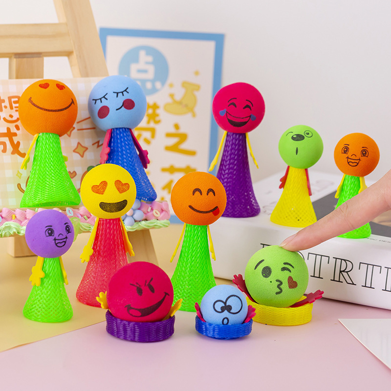 夜市の屋台、小物、義烏の赤い光る小さなおもちゃ、子供向けギフトを販売する屋台|undefined