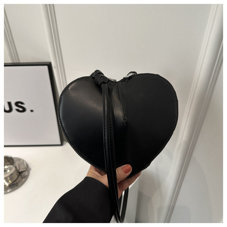 Women's PU Heart Shape Basic Classic Style Sewing Thread Heart-shaped Zipper Underarm Bag display picture 17