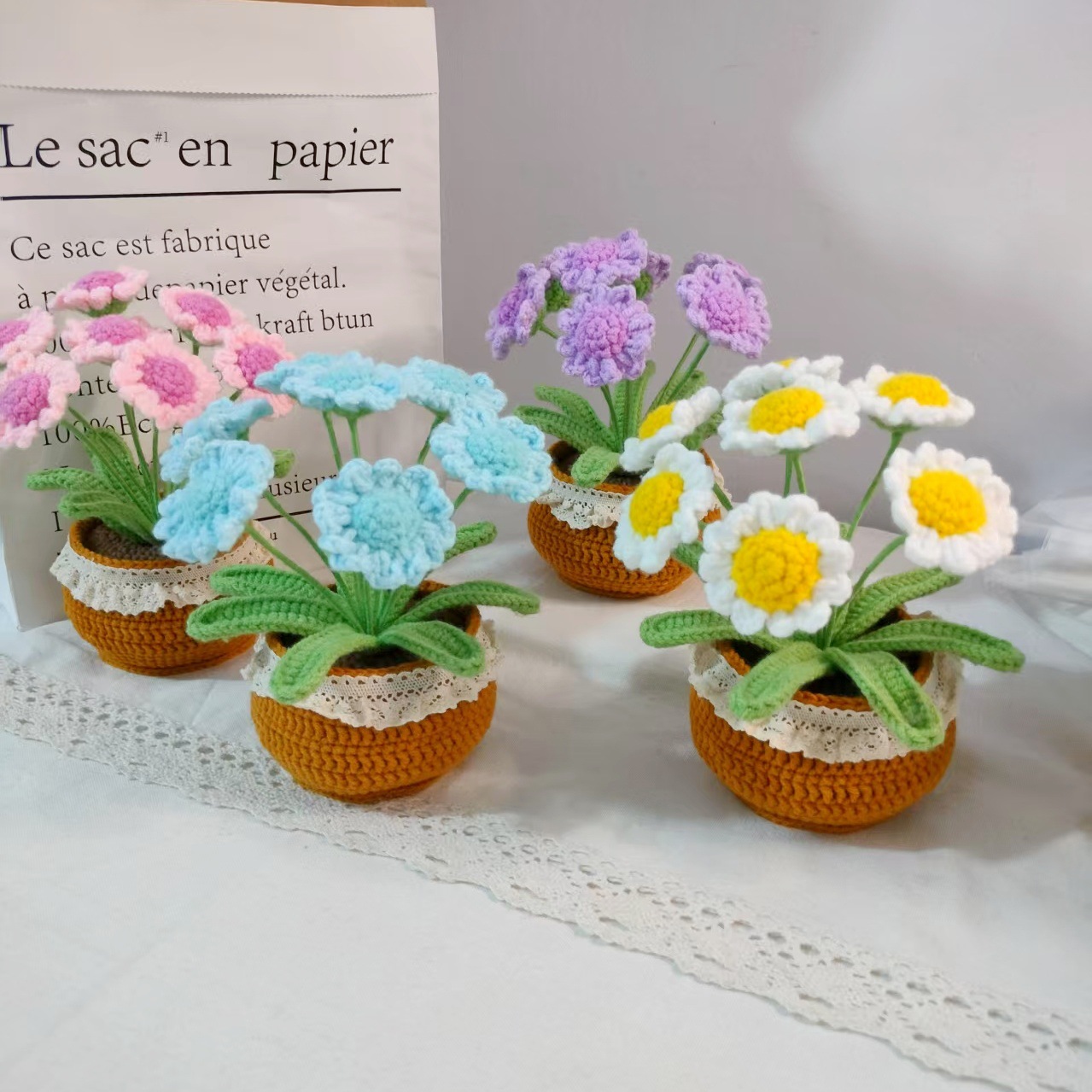 Producto terminado crochet a mano transfronterizo pequeña margarita en maceta adorno para el hogar lana tejido flor artificial mesa decoración de bonsai