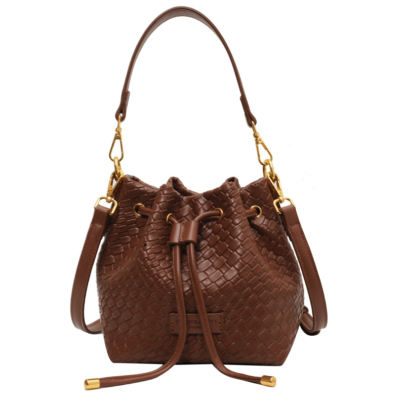 Nicho tejido bolsa de moda del todo fósforo para las mujeres 2023 nuevo retro cubo bolsa de alto grado sensible expreso popular bolsa de hombro