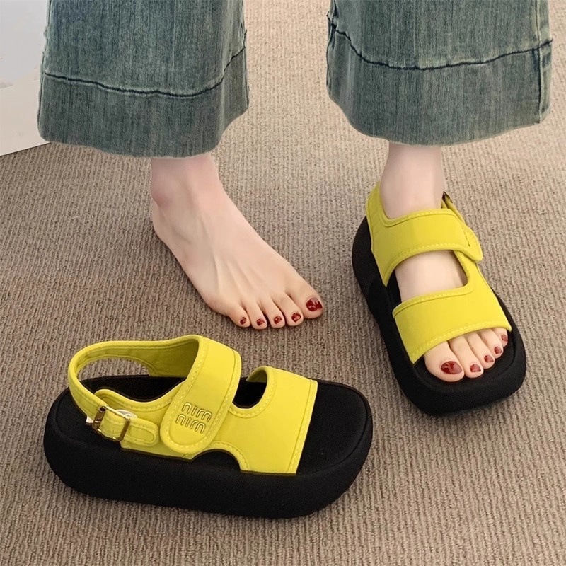 Sandálias de playa de fondo grueso para mujeres 2026 nuevo estilo de verano amarillo versátil aumento de altura casual zapatos deportivos romanos