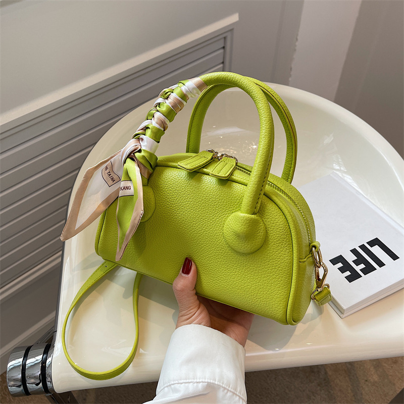 Femmes Petit Toutes Les Saisons Faux Cuir Couleur Unie Mode Ovale Fermeture Éclair Sac À Main display picture 7