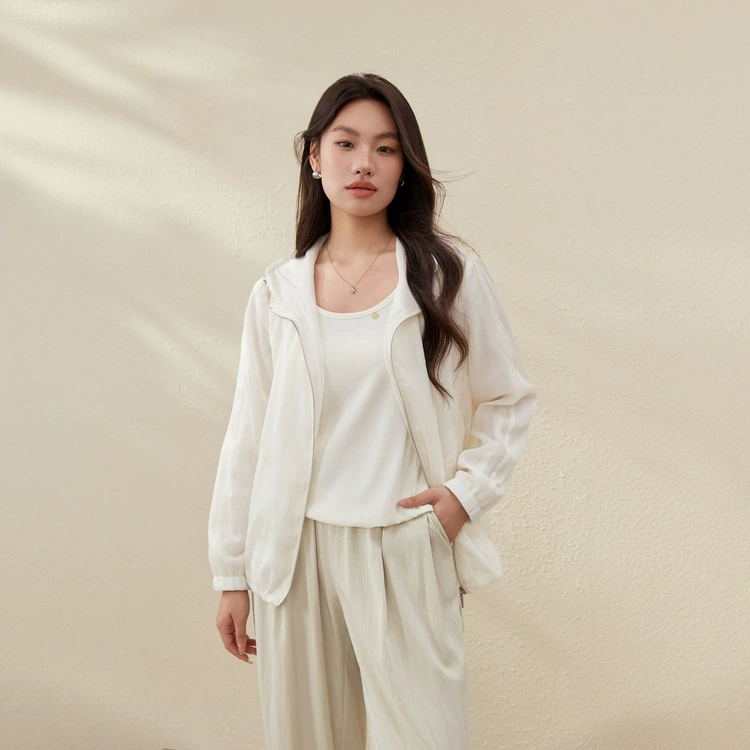 [Элегантная модная универсальная куртка с вышивкой из органзы] Тонкая женская одежда больших размеров для полных мм2025, новый летний стиль