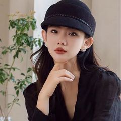 秋冬のベレー帽の女性は秋冬に顔を見せます。