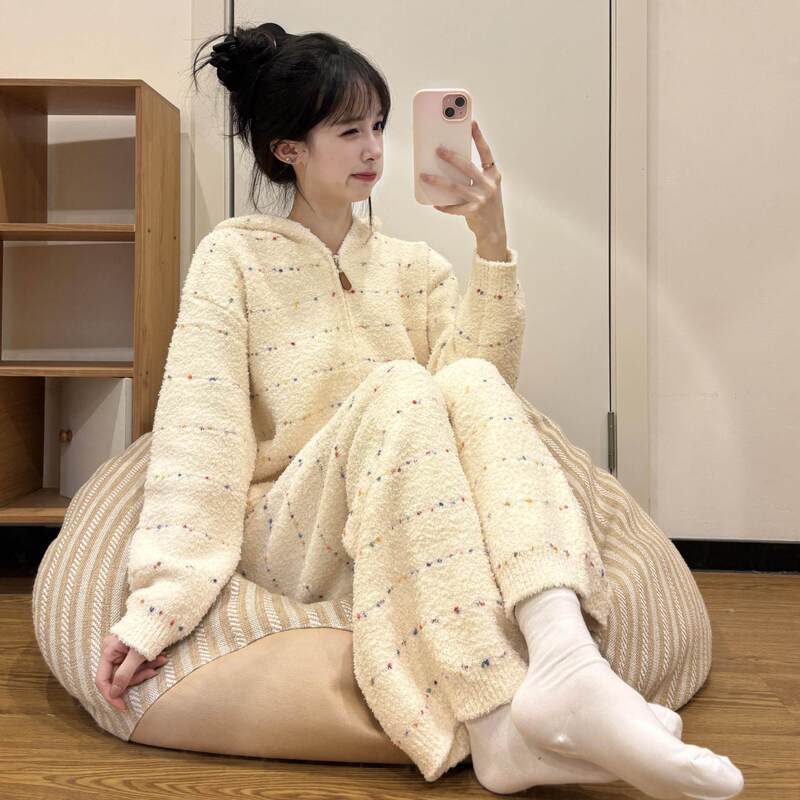 Soft and cozy, with colorful stripes, this half-fleece pajama set for women is a new, thickened style for autumn and winter, and can be worn as loungewear or outerwear Soft and cozy, with colorful stripes, this half-fleece pajama set for women is a new, thickened style for autumn and winter, and can be worn as loungewear or outerwear