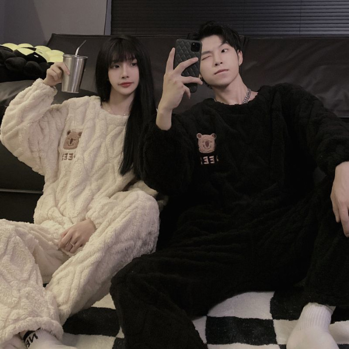 Invierno pareja pijama mujer franela simple color sólido lindo caricatura oso pequeño hombre ropa de casa dos piezas al por mayor