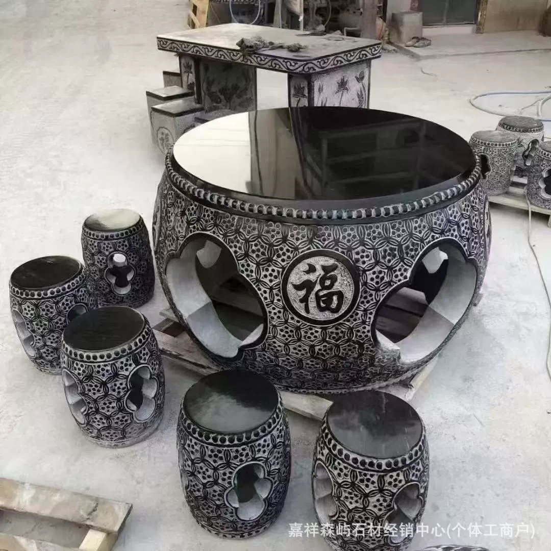 Античный каменный стол каменная скамья во дворе Вилла в парке голубой сад полый каменный стол открытый балкон шахматный стол и стулья