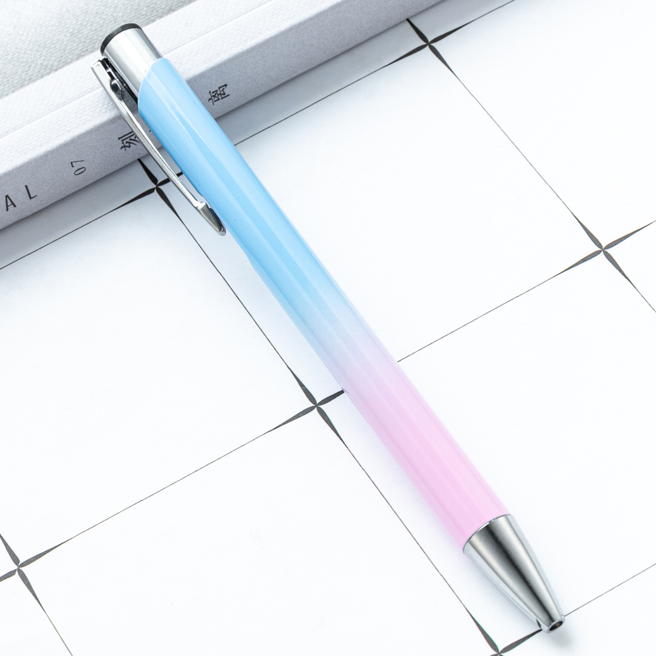 Bolígrafo de presión de dos bobinas, bolígrafo de varilla de aluminio degradado, papelería de oficina de negocios, bolígrafo de promoción de hotel, bolígrafo de regalo publicitario