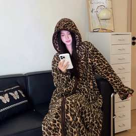 少女高级感豹纹连帽珊瑚绒睡衣女冬季新款大码加厚保暖家居服睡袍