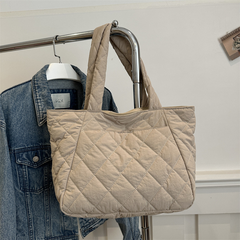 Bolso de tela de nylon bolso de mujer gran capacidad otoño / invierno 2024 nuevo bolso de hombro casual bolso de viaje de diamante