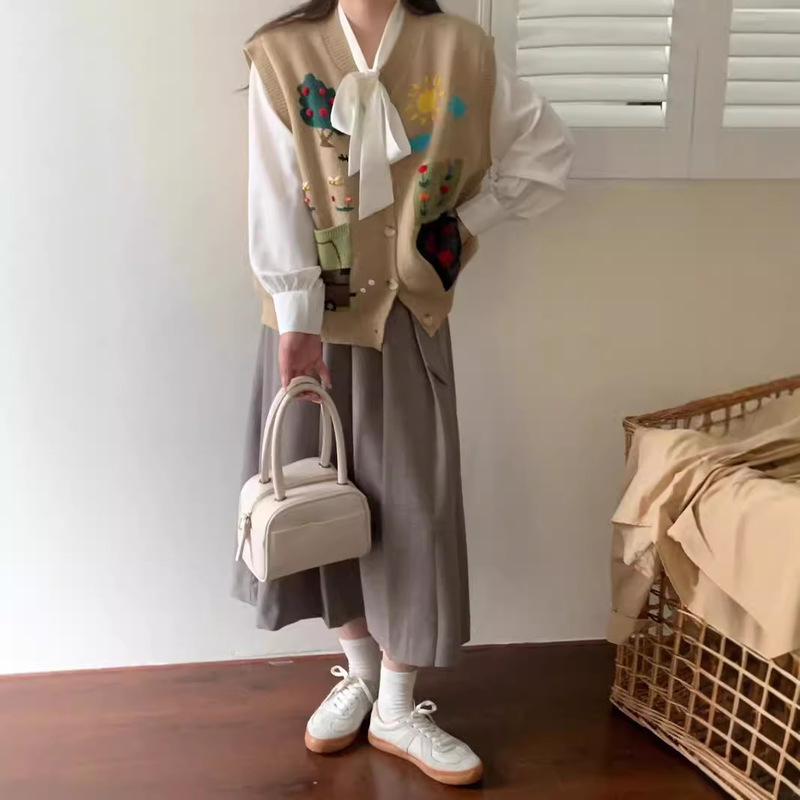 日本系の柔らかい妹の大衆は面白い手作りの立体フックの花を遊んで色のゆったりしているニットの馬甲の少女の外で重ねて着ます。|undefined