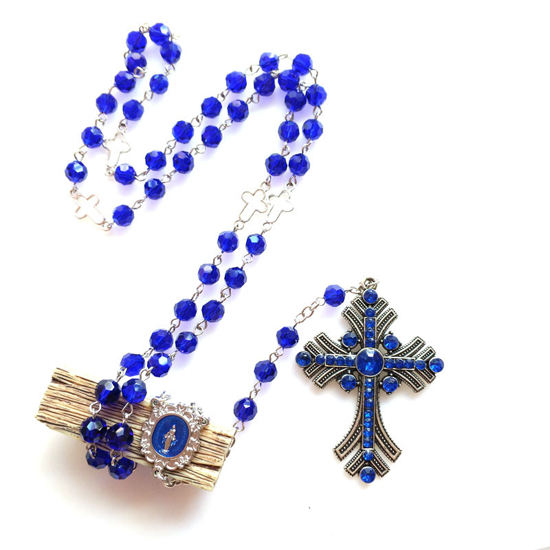 Collana con pendente a croce gotica blu vintage da donna_voghion.com