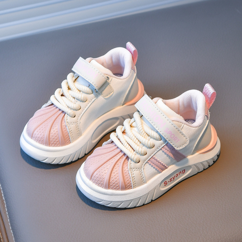 Calzado deportivo para niños 2025 primavera nuevo estilo zapatos de cuero impermeables para niños de suela suave, zapatos de tabla pequeños casuales de todo fósforo para niños de mediana edad