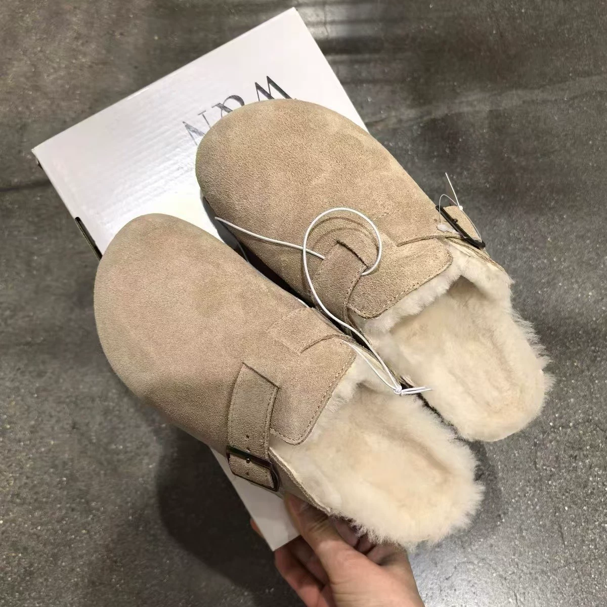 Пушистые сабо в стиле Birkenstock на толстой подошве, с закрытым носком, без застежек, женская обувь для улицы, новинка осени-зимы 2024, увеличивающие рост хлопковые тапочки.
