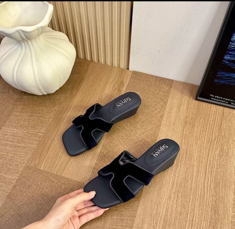Women's Summer 2026 New Fashion High-end Flat Comfortable Sandals With Chunky Heels For Casual Beach Wear_vogvips.com