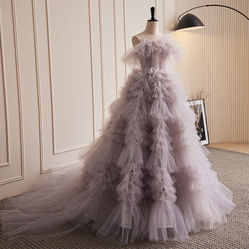 Sprookjesachtige bruiloftstaart met sleep, strapless avondjurk voor dames, luxe bosjurk._voghion.com