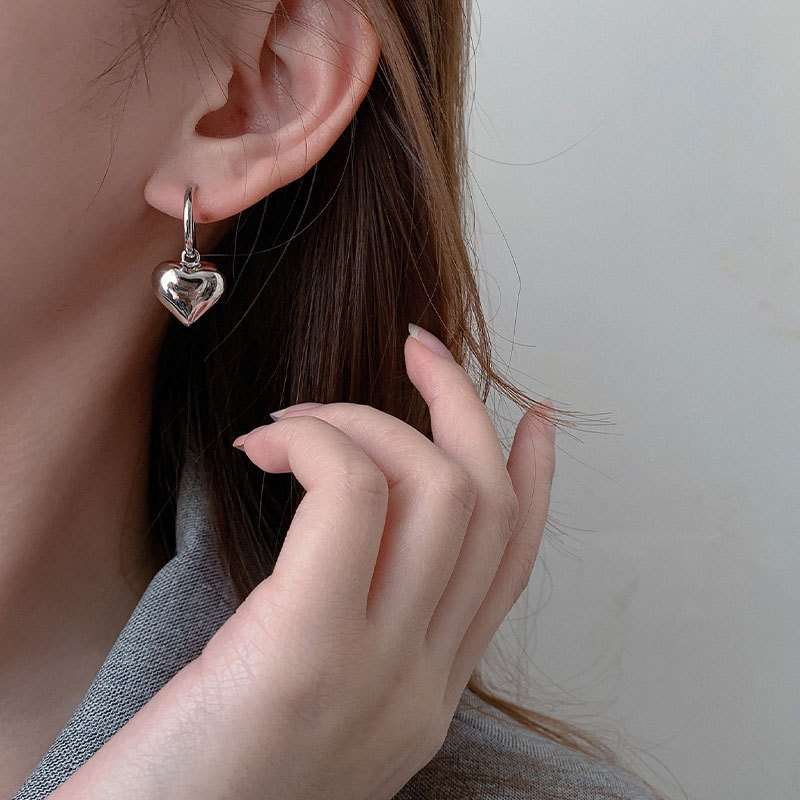 Love Heart Earrings Womens New Fashion Online Red Fashion Personality Circle Korean Temperament Entry Lux Cold Style Ear Hookpicture3