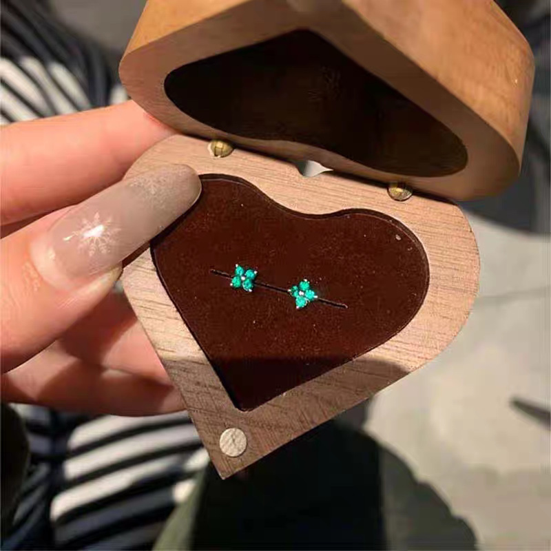 [Looking for Light] Green Super Flash Four-leaf Clover Ear Nail Women's Korean Style Exquisite Small Simple Fresh Earrings