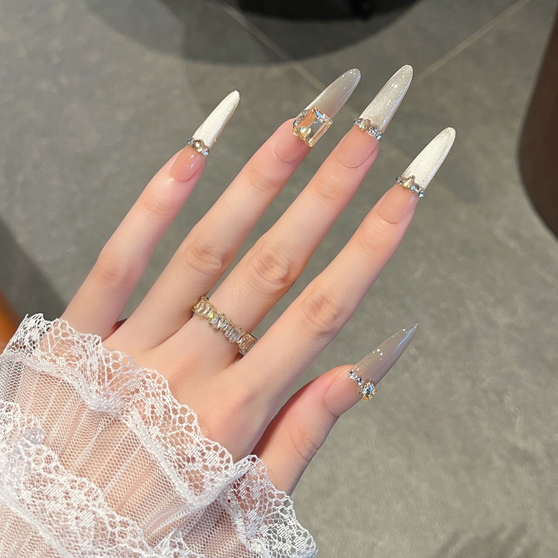 2026 otoño y invierno de alto nivel de sentido de usar uñas champagne oro largo perro fino 4.0 manuales parches de uñas de alto nivel de sentido