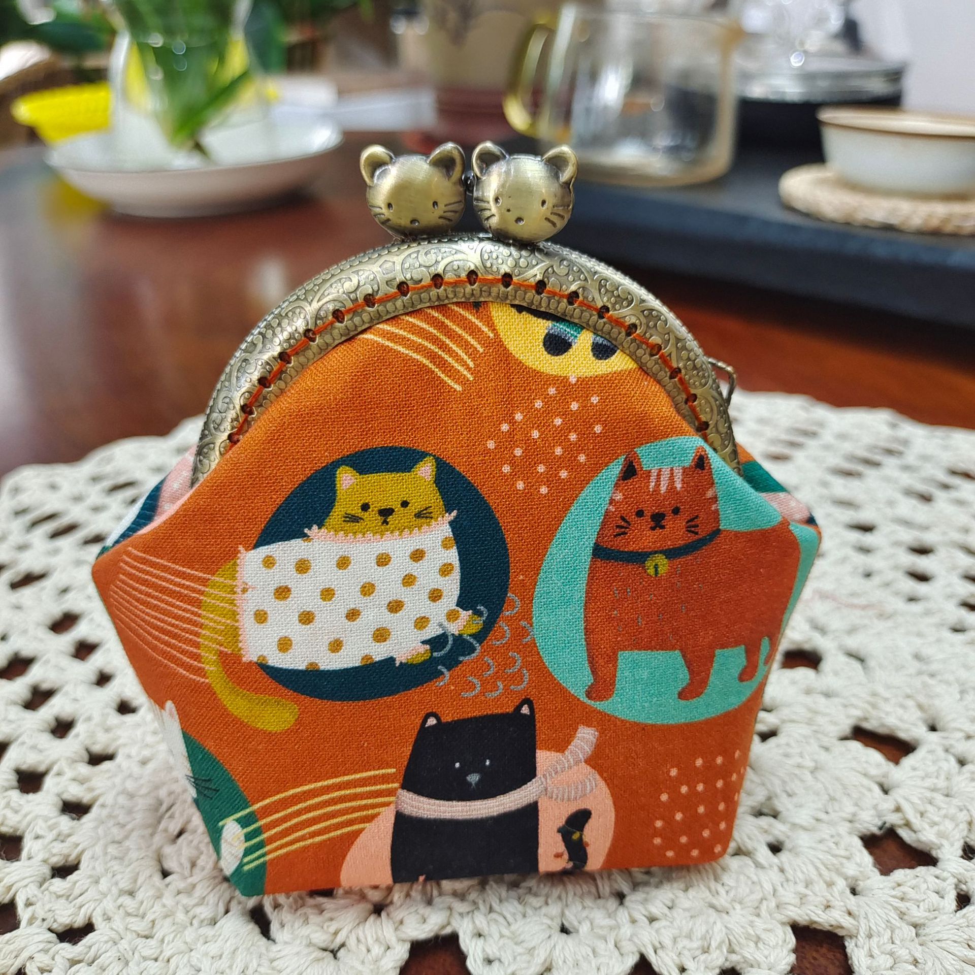 Bolsa de material de bordado bricolaje hecho a mano 8,5 boca Bolsa de Oro patchwork bolsa antigua bolsa transfronteriza inglés gato bolsa de almacenamiento