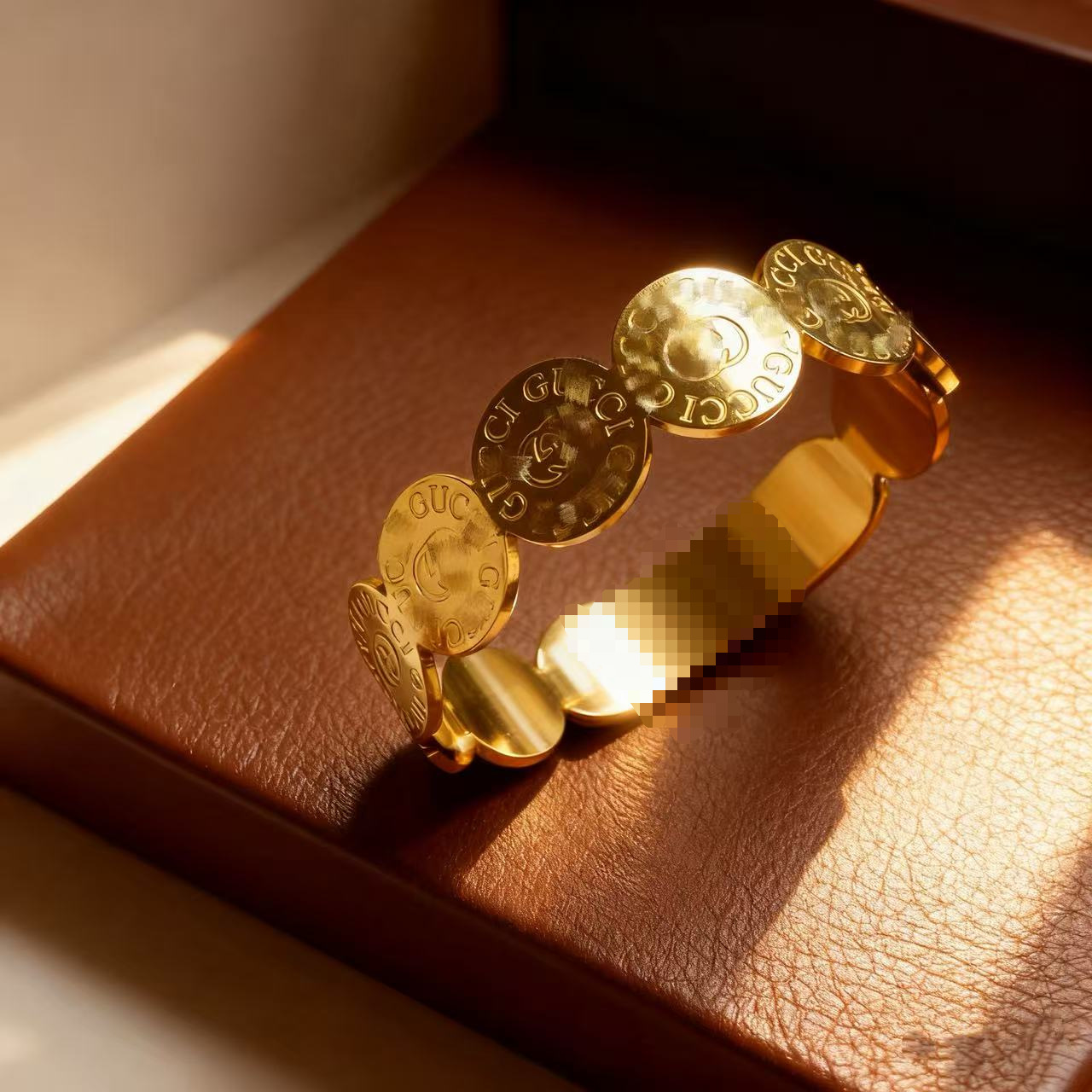 2025 新しいヨーロッパとアメリカのビッグブランドチタン鋼ブレスレット非退色ステンレス鋼ブレスレットバックルオープニングハンドジュエリー卸売