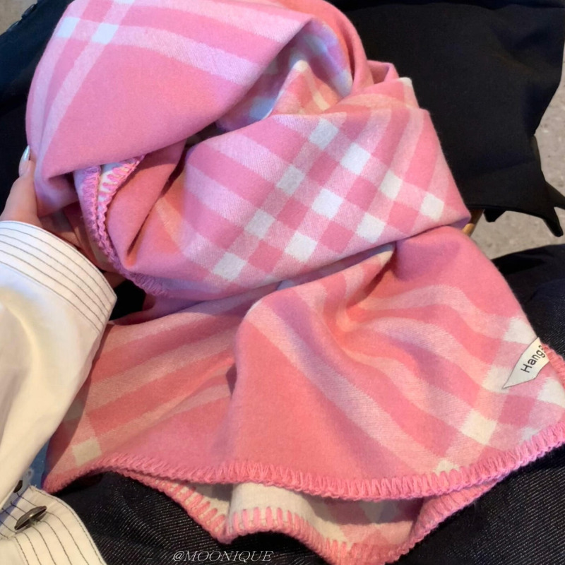 粉白格纹锁边毛绒围巾女新款秋冬季保暖厚高级感百搭披肩外搭围脖|undefined