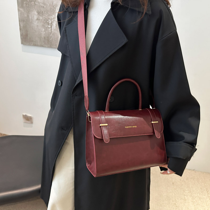 Bolso retro con textura de viajero 2024 invierno nuevo estilo salvaje temperamento ins bandolera de nicho bolso cuadrado pequeño mujer