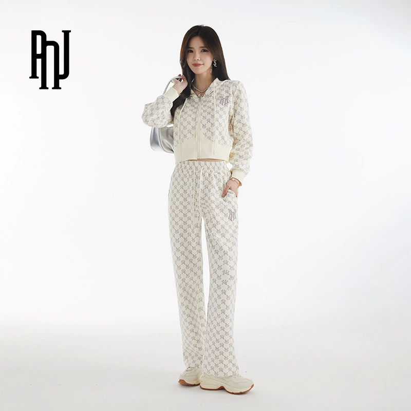 Новый женский повседневный спортивный комплект с капюшоном и принтом на весну и осень, свободный комплект с широкими штанинами для молодого и модного образа.