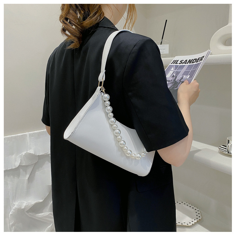 Simple Solid Color Pearl Chain Armpit Bag display picture 11