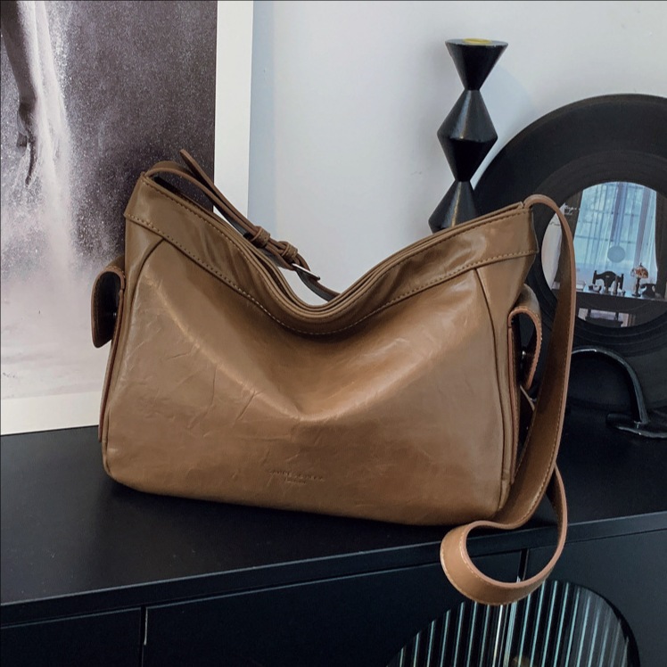 Retro perezoso estilo de viaje bolsas debajo de las axilas para mujeres otoño y invierno 2025 nuevo hombro ancho bolso de hombro nicho textura mochila