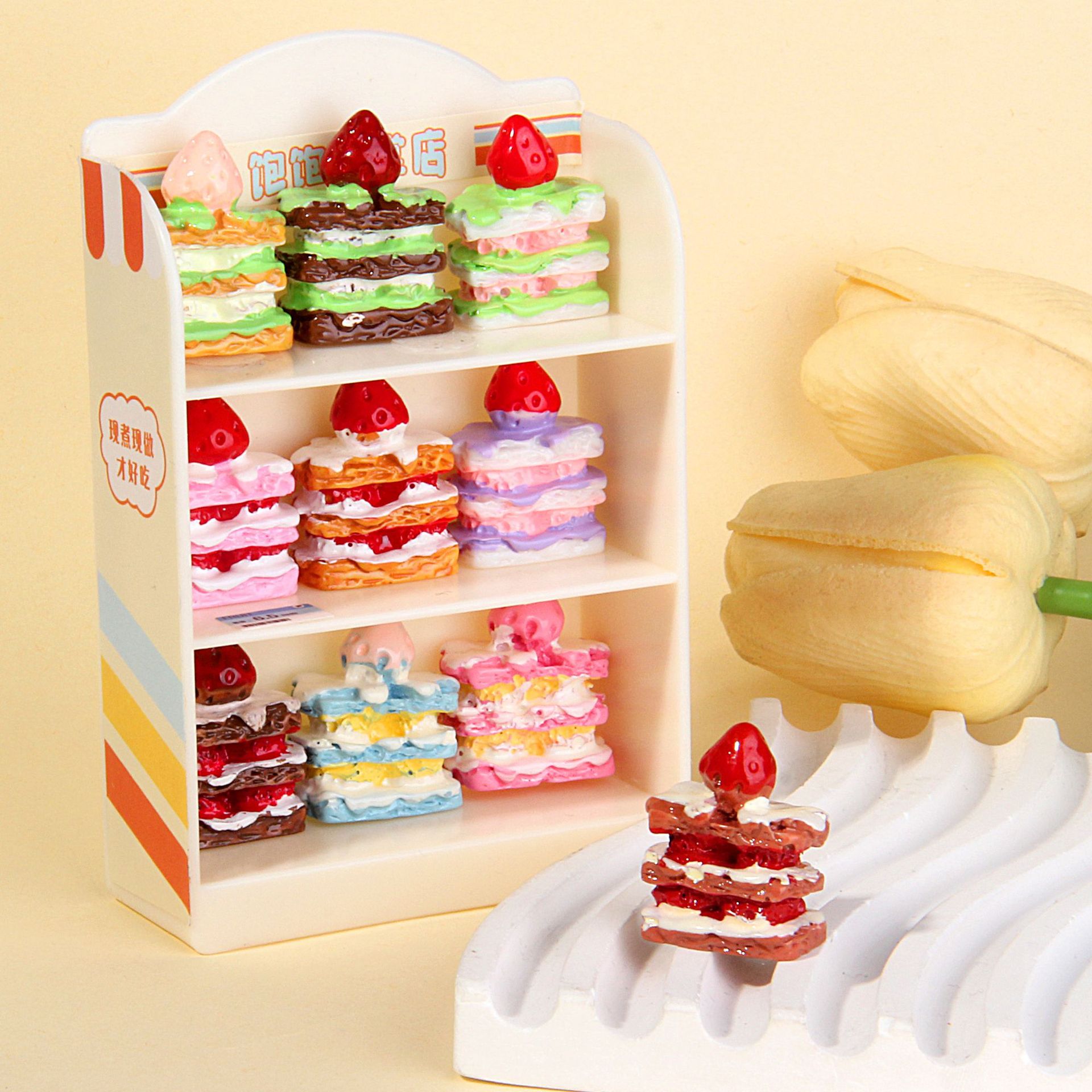 Resina Napoleón Strawberry Cake Food Play Wholesale Dessert House Adornos Food Play Diy Pendientes de gel de crema Accesorios
