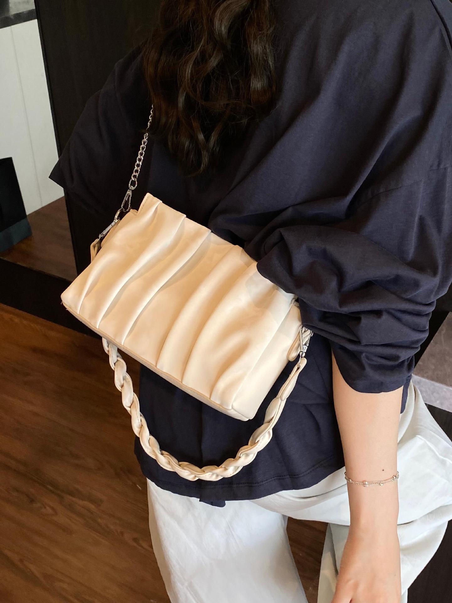 Nuevos productos de verano 2025 pliegues nube pequeña bolsa cuadrada mujer comercio exterior coreano bolsa de axilas de todo fósforo bolsa de mensajero de moda popular