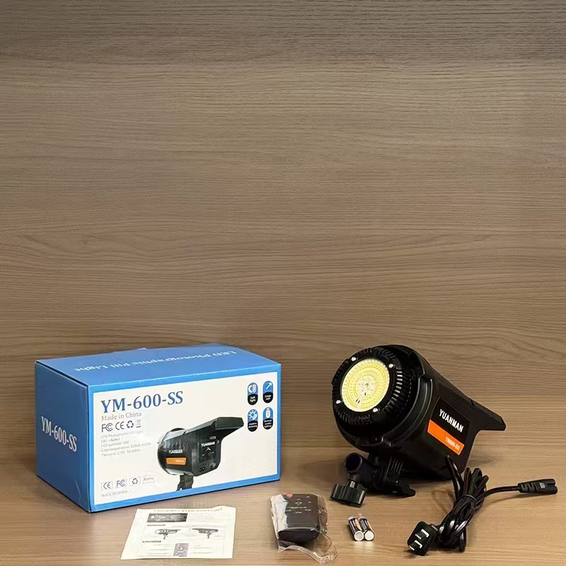 YM600 표준 구성(태양광 램프 + 리모콘 + 전원 코드)