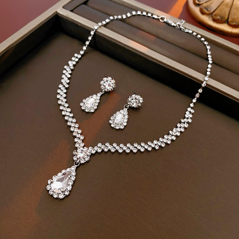 Medieval vintage zircon pulsera pendientes collar lujo ligero nicho conjunto de alta sensación de estilo retrógrado joyas de corte