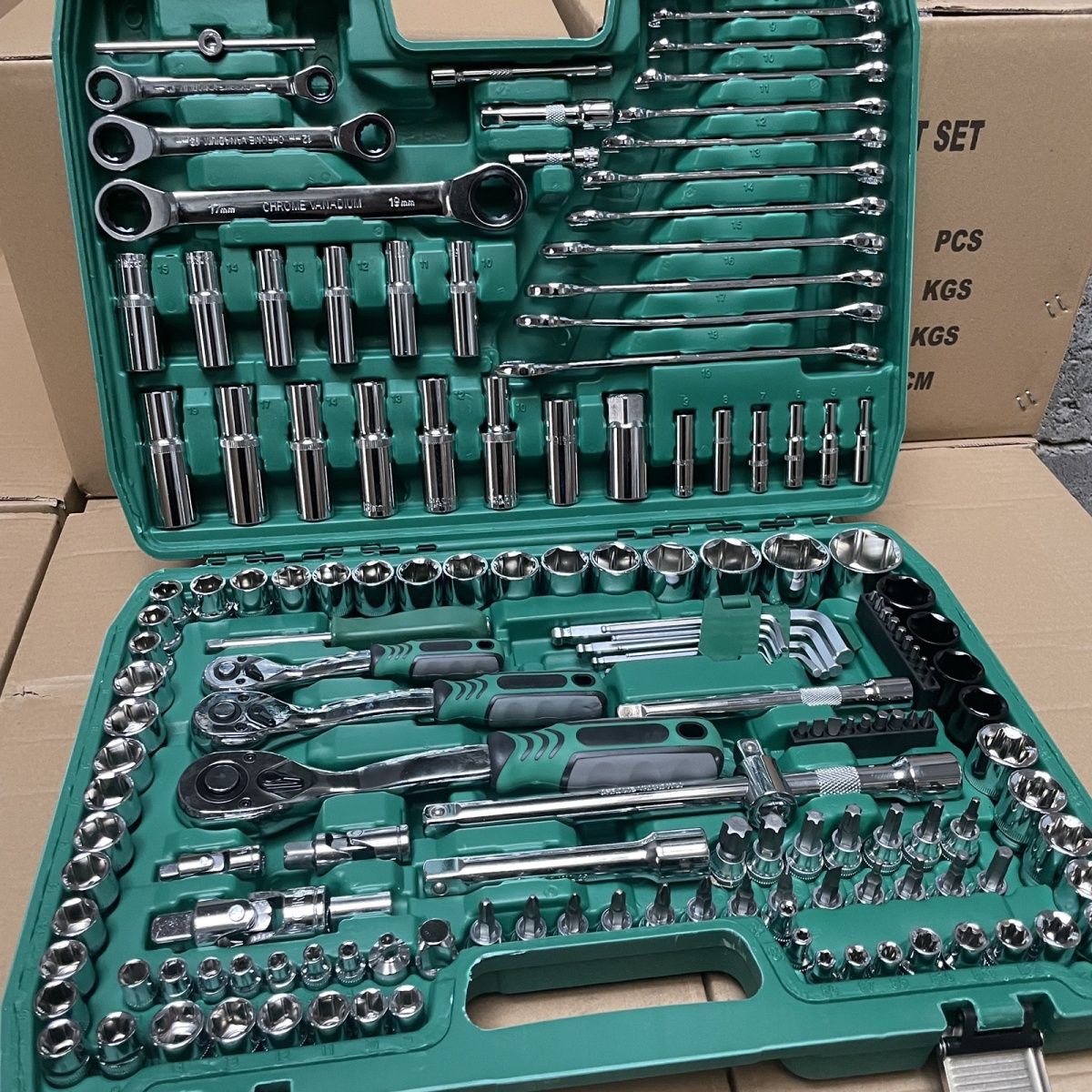 150-Piece Auto Repair Tool Set Socket Wrench Combination