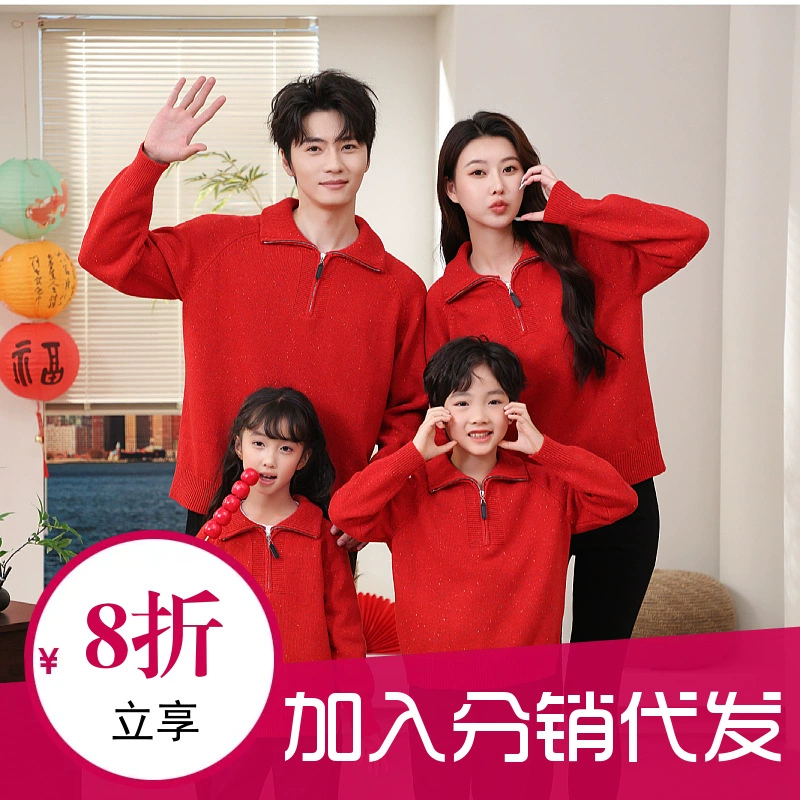 25 лет модных трендов осени и зимы: утолщенный воротник с разноцветными точками, очень теплые семейные комплекты с короткими рукавами для трех или четырех членов семьи, одинаковые наряды для родителей и детей.