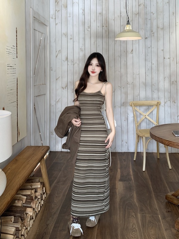 大码时尚套装女秋季新款咖色牛仔外套+修身条纹吊带连衣裙两件套|undefined