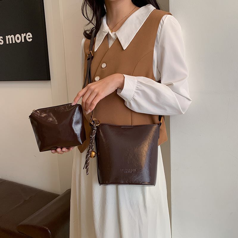 Bolso de balde de moda coreana para mujeres 2024 nuevo invierno ins retro versátil bolso de transporte de nicho bolso de viaje