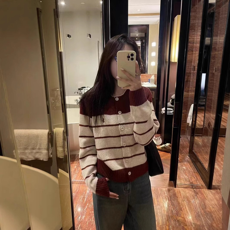 コントラストカラーの小さなストライプ刺繍セーター女性のための 2025 春の新しいルーズアウターデザイン多用途カーディガン|undefined