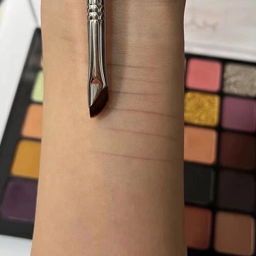 Sickle eyeliner brush, beveled flat head eye area silkworm brush, eyebrow brush, extremely fine blade brush, makeup brush, single portable