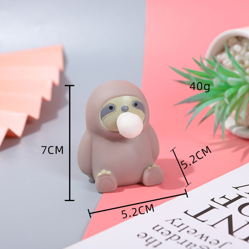 Juguete antiestrés de dibujos animados de niña apretando burbujas, juguete antiestrés de pequeño animal, gadget antiestrés de monstruo verde de Halloween.