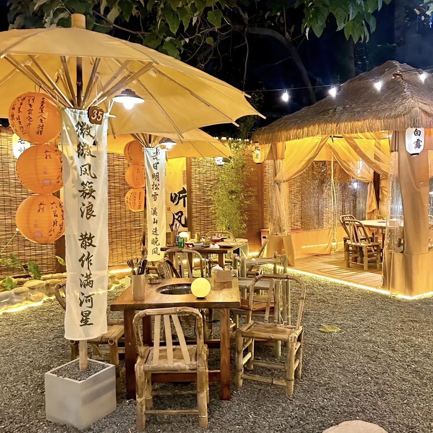 打卡茅草屋网红农家乐景区人造庭院花园凉亭稻草阻燃民宿造景